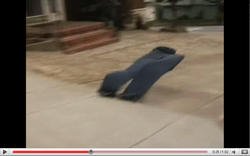 Uciekające spodnie spowodowały wypadek