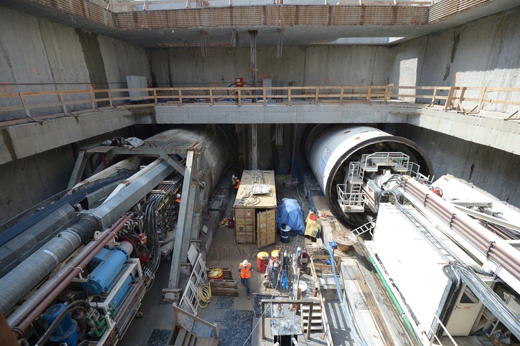 Zdaniem prezesa Metra Warszawskiego, działająca już część drugiej linii metra cieszy się już sporą popularnością. 'W dzień powszedni ponad 140 tys. warszawiaków korzysta z odcinka centralnego drugiej linii metra' - powiedział. W soboty i niedziele to z kolei po 100 tys. osób - dodał. Fot. PAP/Marcin Obara