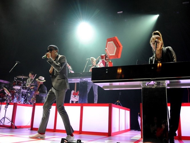 Mark Ronson z zespołem