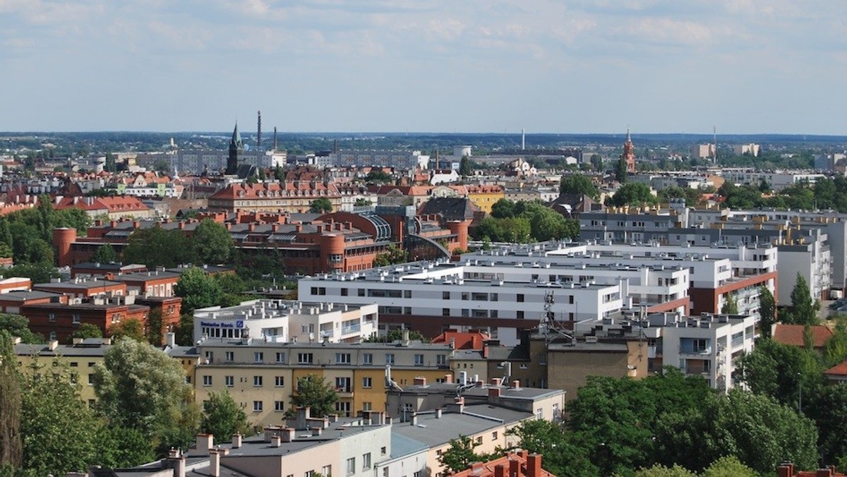 Naszemu miastu brakuje porządnego punktu widokowego - dlatego też wielbicielom poznańskich panoram pozostaje oglądanie zdjęć. Jeden z naszych użytkowników przesłał nam zdjęcia naszego miasta zrobione z dachu Domu Studenckiego Eskulap.