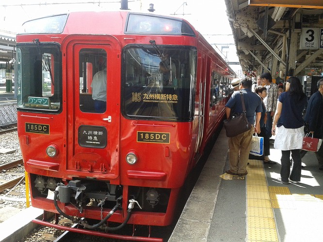 … lub ten pociąg na południowej wyspie Kiusiu.