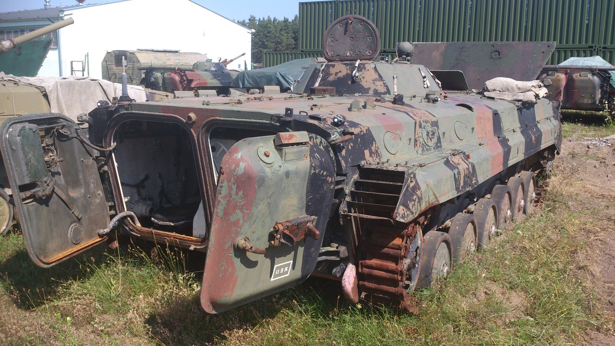 Transporter opancerzony BWP-1, takie samochody opancerzone przekazaliśmy Ukrainie.