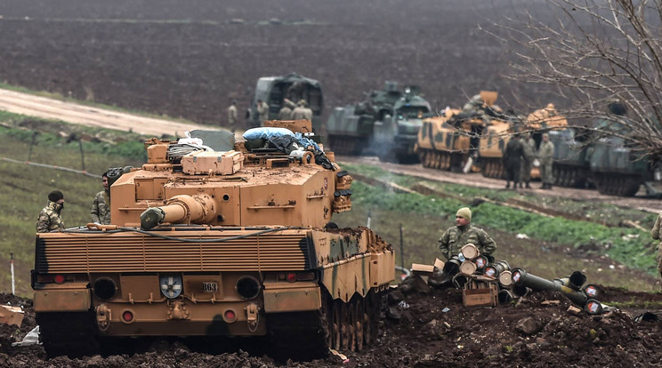 Sorakoznak a török tankok a szír határnál / Fotó: AFP