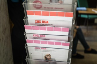 Zasiłek opiekuńczy pod lupą ZUS. Przez nowe przepisy możesz go łatwiej stracić