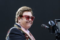 Elton John 30. születésnapot ünnepelt, de kicsit másképp