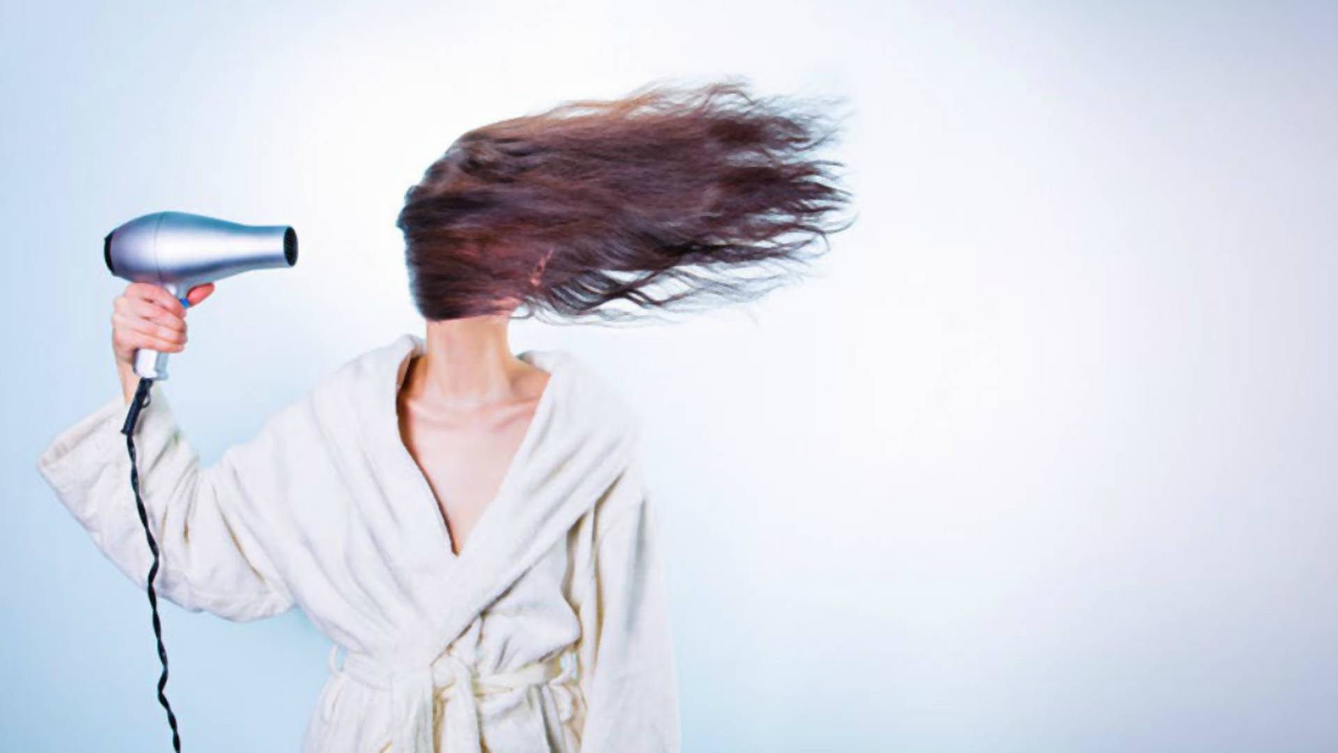 5 tipov, ako ráno upraviť nepoddajné vlasy