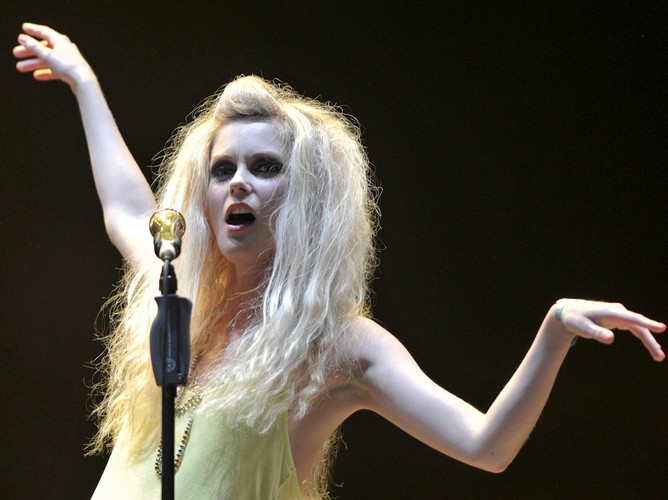 Mette Lindberg, wokalistka duńskiego zespołu The Asteroid Galaxy Tour, podczas koncertu na tent stage trzeciego dnia Open'er Festival 2011