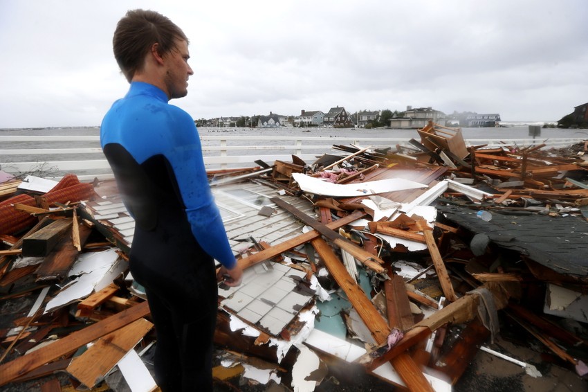 Keri Vagner posmatra ostatke kuće svoje bake Beti u blizini Mentoloking Bridža