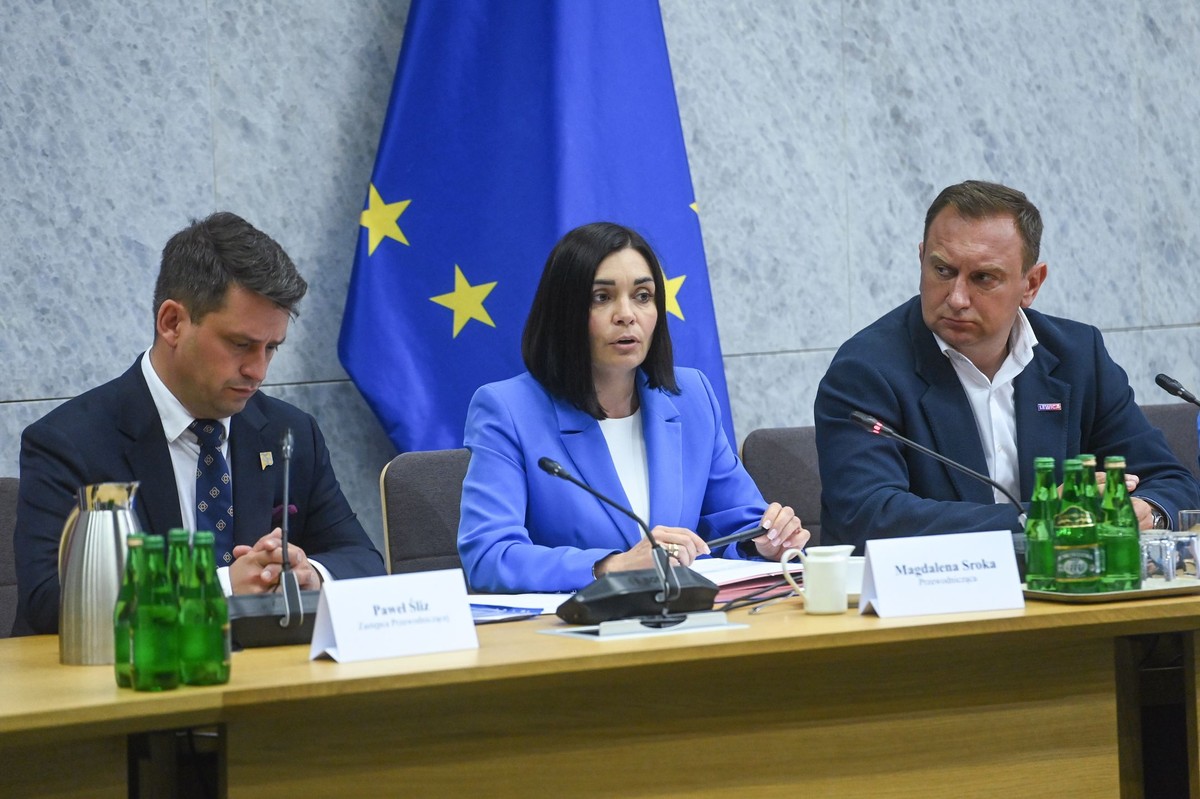 Przewodnicząca komisji, posłanka PSL-TD Magdalena Sroka (C) oraz zastępcy przewodniczącej, poseł Lewicy Tomasz Trela (P) i poseł KP Polska 2050-TD Paweł Śliz (L) podczas posiedzenia sejmowej Komisji Śledczej ds. inwigilacji systemem Pegasus
