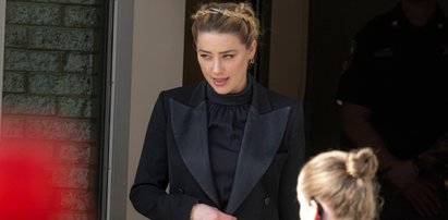 Amber Heard naśladuje w sądzie Johnny'ego Deppa? Podobne ubrania i fryzury. O co chodzi?