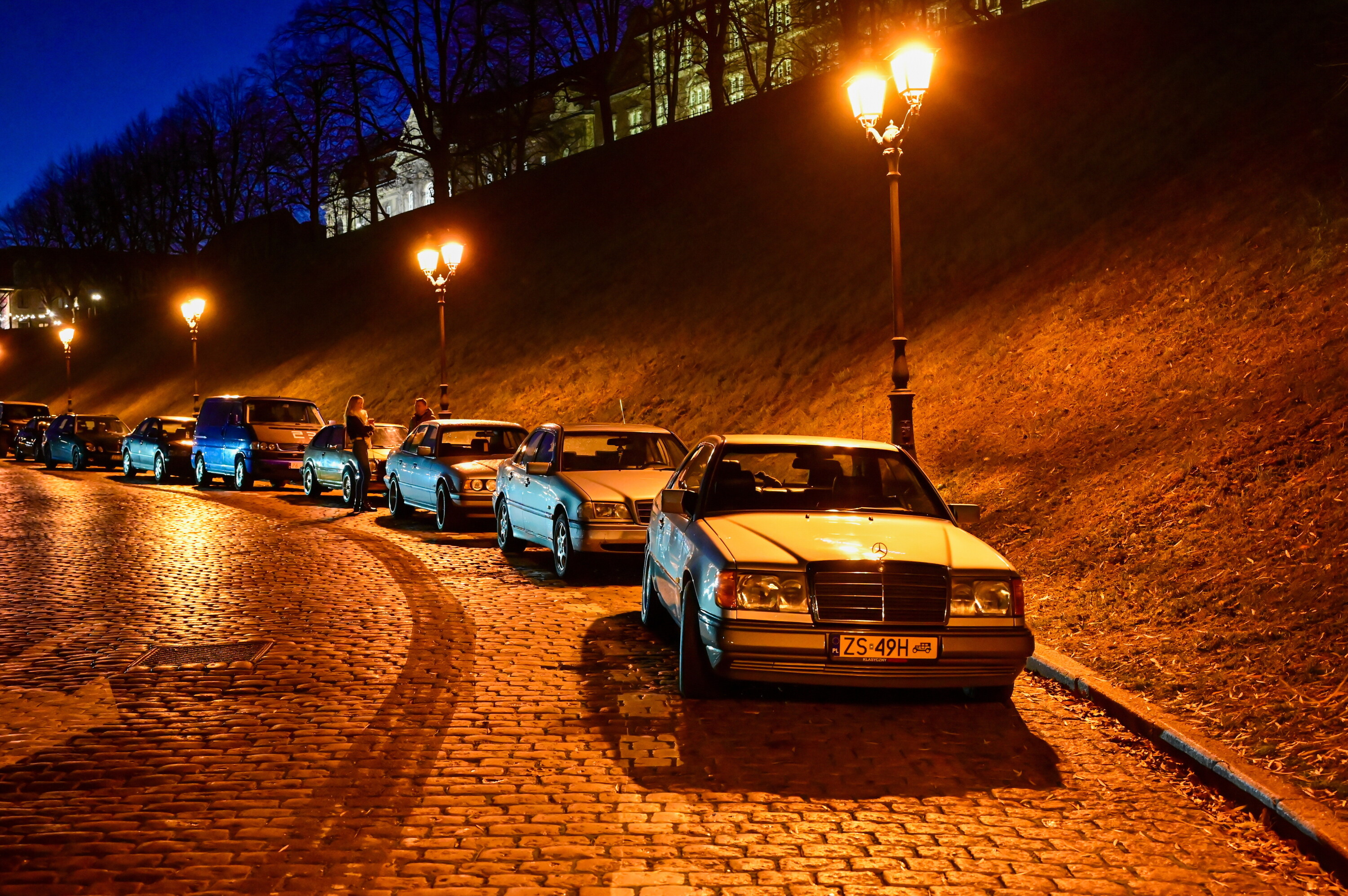 "Starsze auta bardziej ekologiczne": Protest ponad 100 oldtimerów w Szczecinie