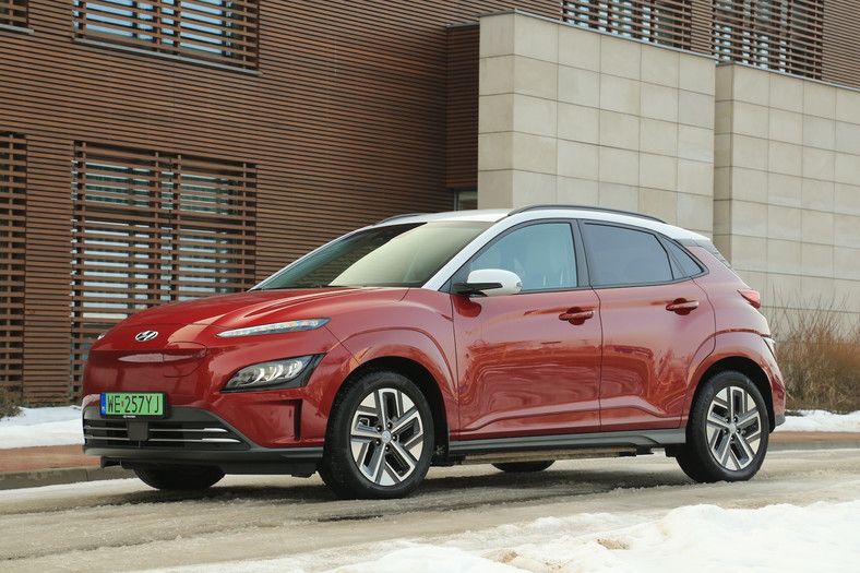 Kona Electric – cena od 150 900 zł.  Bateria 30 kWh, zasięg do 305 km. Opcjonalnie auto z baterią 64 kWh i mocniejszym silnikiem (204 KM zamiast 136 KM) i zasięgiem 484 km. Cena od 169 900 zł