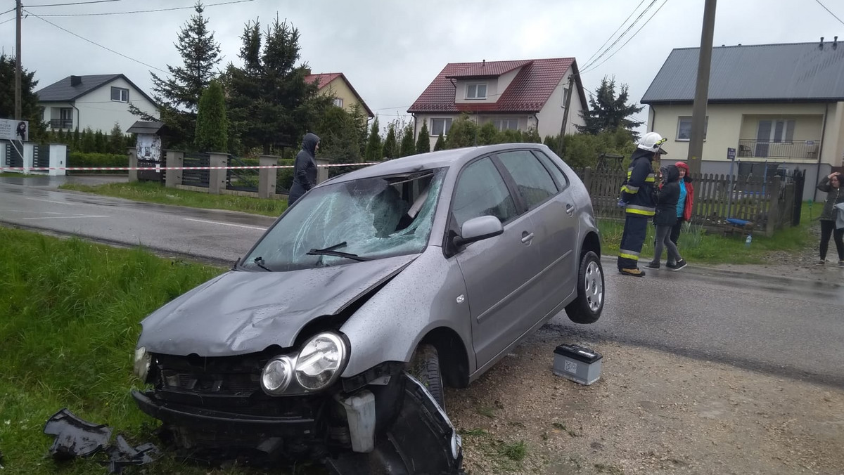 Auto wjechało w przystanek w Wilkowie koło Kielc. Dwie osoby ranne