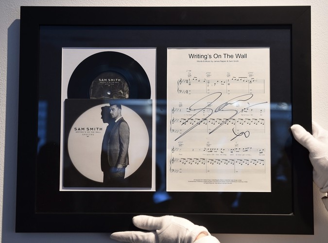 Singiel 'Writing's on the Wall' z autografem Sama Smitha