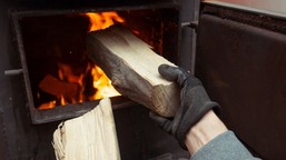 wlepiają nawet 5 tysięcy złotych grzywny za taki sposób  palenia w domowym kominku