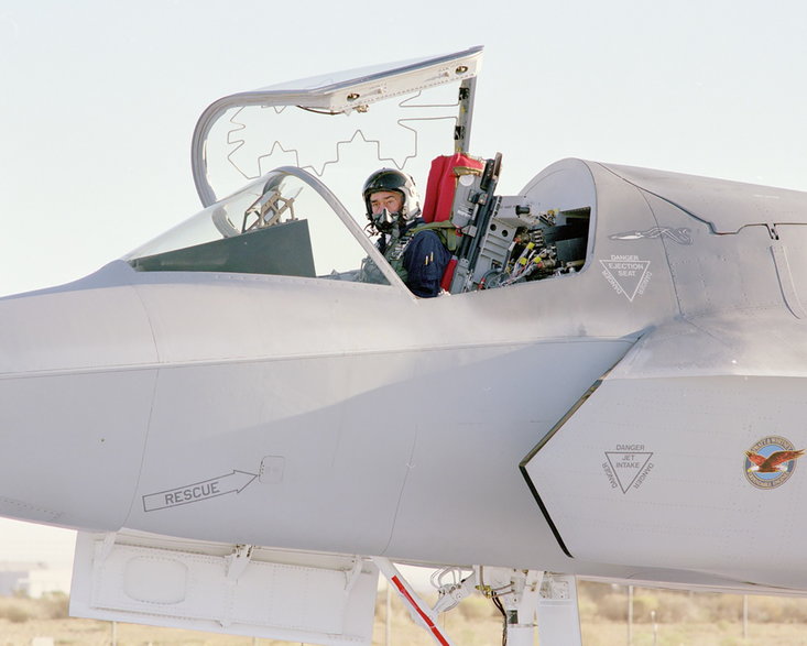 Tom Morgenfeld za sterami X-35 tuż przed startem do pierwszego lotu 24 października 2000 roku.