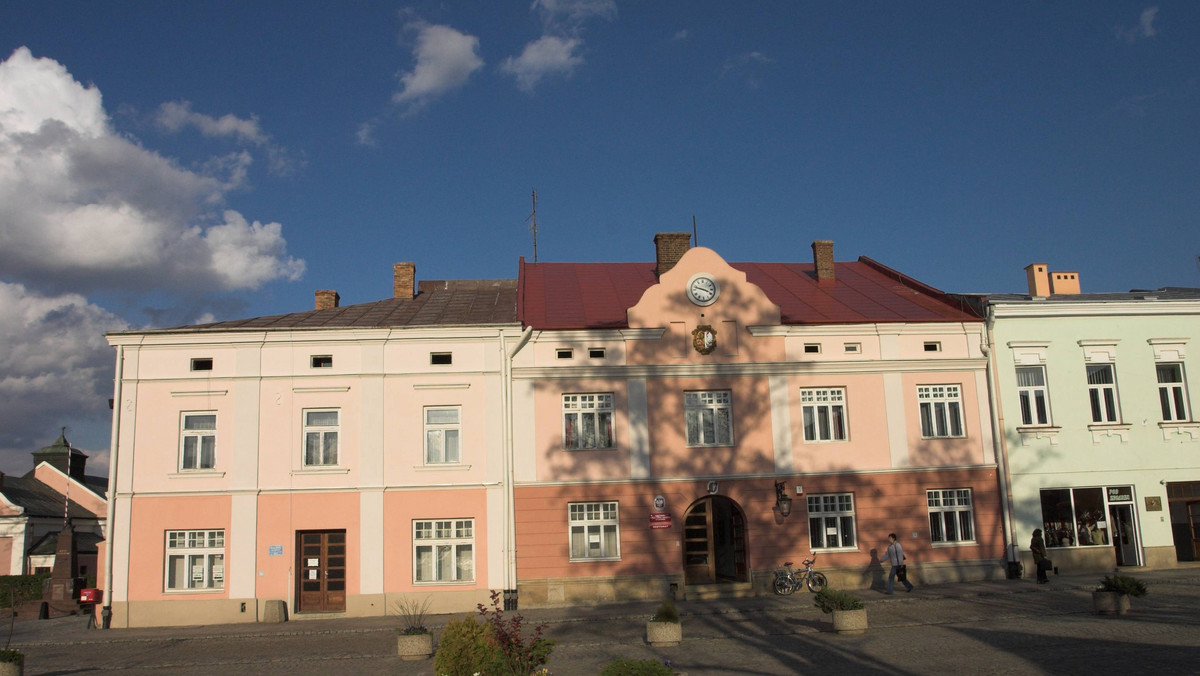 Konserwator zabytków zmienił decyzję, w wyniku czego Miejskie Przedsiębiorstwo Gospodarki Komunalnej w Krośnie wstrzymało przebudowę kanalizacji na rynku - informuje Radio Rzeszów.