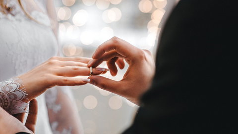 Coraz mniej Polaków bierze ślub kościelny. Są najnowsze dane