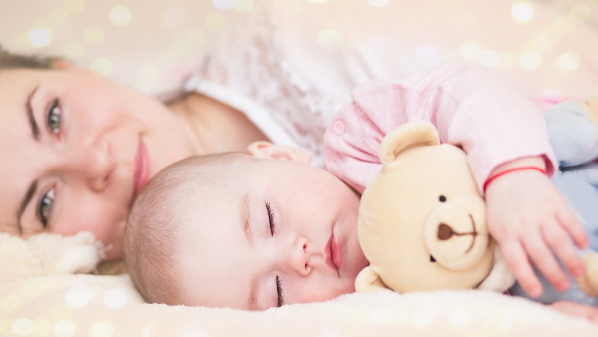 Obecności mamy przy chorym dziecku w trakcie jego choroby i leczenia nie da się przecenić.  Nie dość, że mama wie najlepiej, kiedy dziecko jest spragnione, głodne czy senne, zwłaszcza maluch, który o tym sam nie powie, to właśnie ona najlepiej go przewinie, utuli, odpędzi wszelkie smutki i strachy. Jakże prawdziwe jest powiedzenie, że lekarz dziecko leczy, ale obecność matki je uzdrawia.