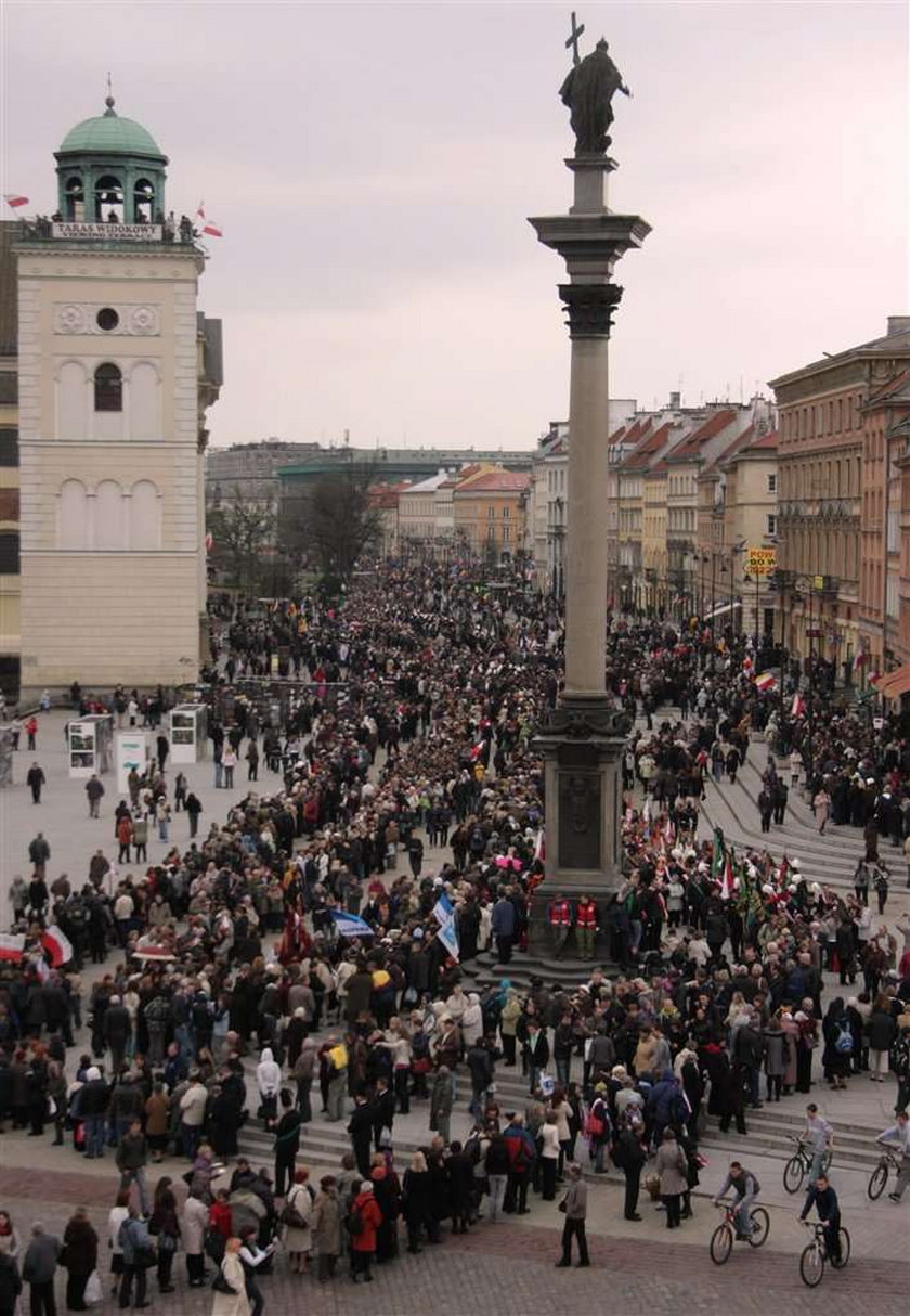 Uroczystości żałobne na telebimach