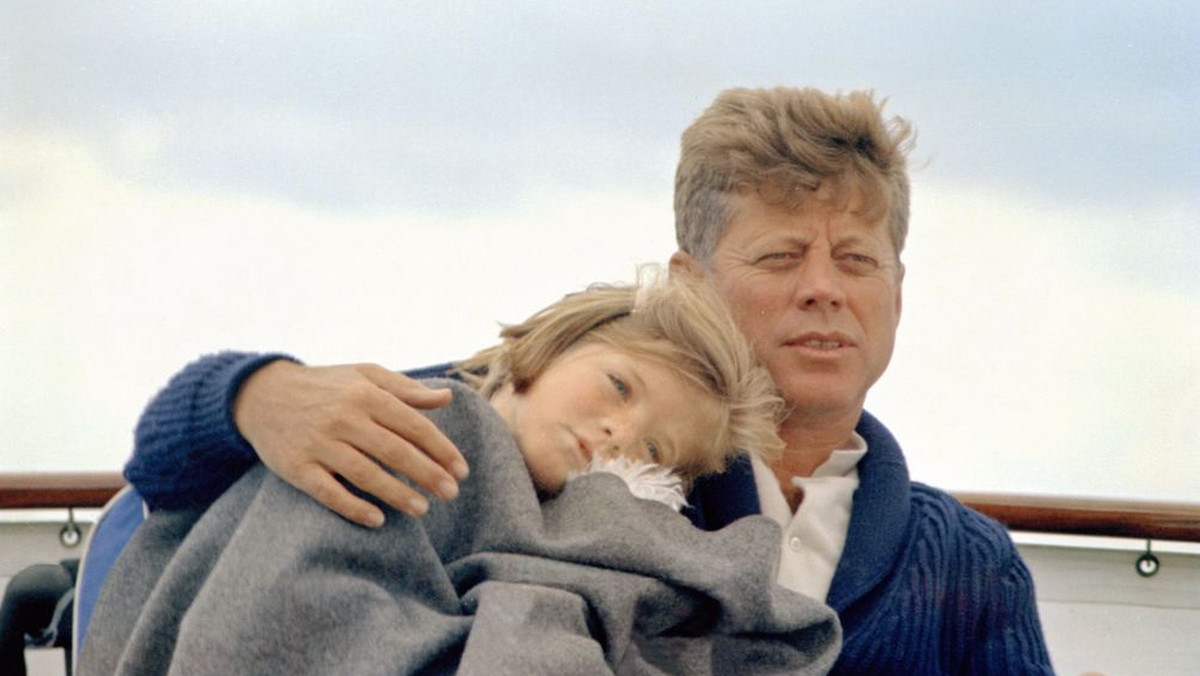 Dziesiątki zdjęć dokumentujących życie Johna F. Kennedy'ego - od dzieciństwa do czasu sprawowania przez niego urzędu 35. prezydenta Stanów Zjednoczonych, aż po tragiczną śmierć - można od wtorku oglądać w Katowicach.