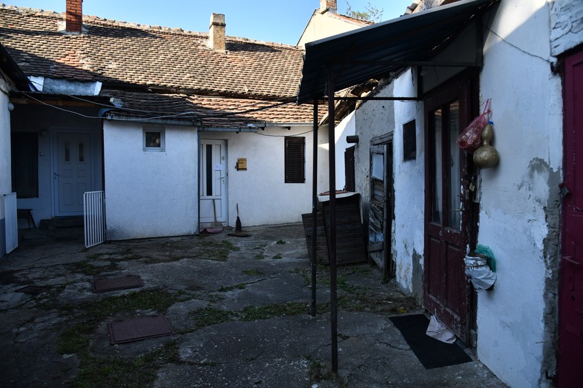 Telo je pronađeno na vratima, čovek je bio bez majice.