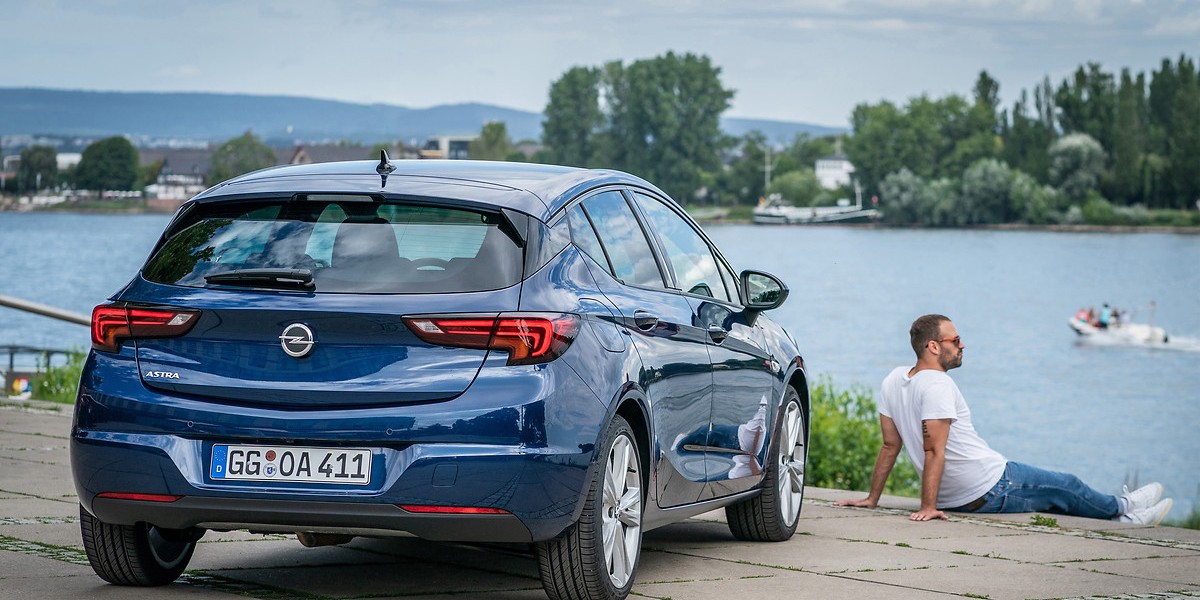 W samochodzie kompaktowym praktyczność musi być na najwyższym poziomie. Takie auto musi odnaleźć się w wielu rolach. Ważna jest nie tylko czysta pojemność bagażnika, ale też dodatkowe udogodnienia, czy wielkość kabiny.