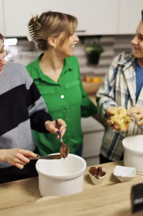 Wszyscy wiemy, że najlepiej rozmawia się w kuchni. Jak wspólne gotowanie może pomóc w komunikacji z nastolatkami?