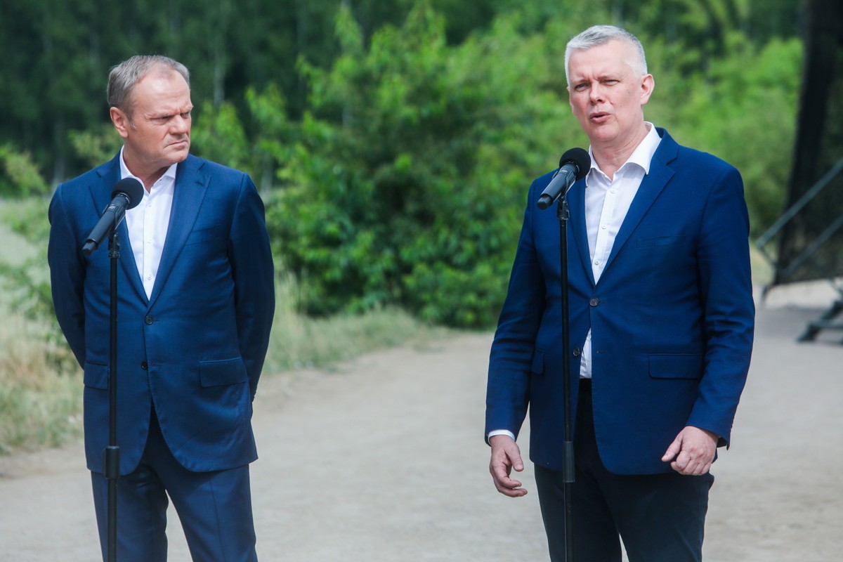 Premier Donald Tusk i szef MSWiA Tomasz Siemoniak podczas konferencji prasowej, po odprawie z dowództwem służb mundurowych w placówce Straży Granicznej w Dubiczach Cerkiewnych