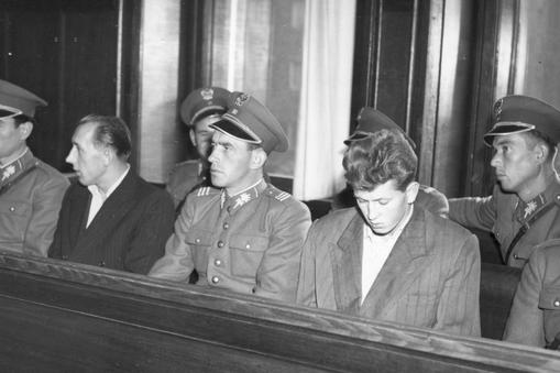 Jerzy Paramonow (drugi od lewej) przed sądem, 1955 r. 