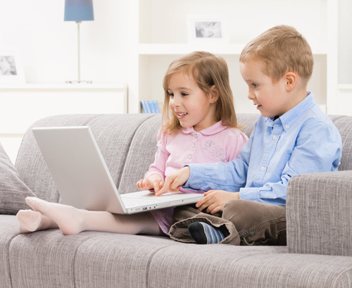 Korzystanie z internetu przez dzieci powinno być monitorowane przez rodziców. fot.: Andreynikolajew, Nyul | Dreamstime.com.