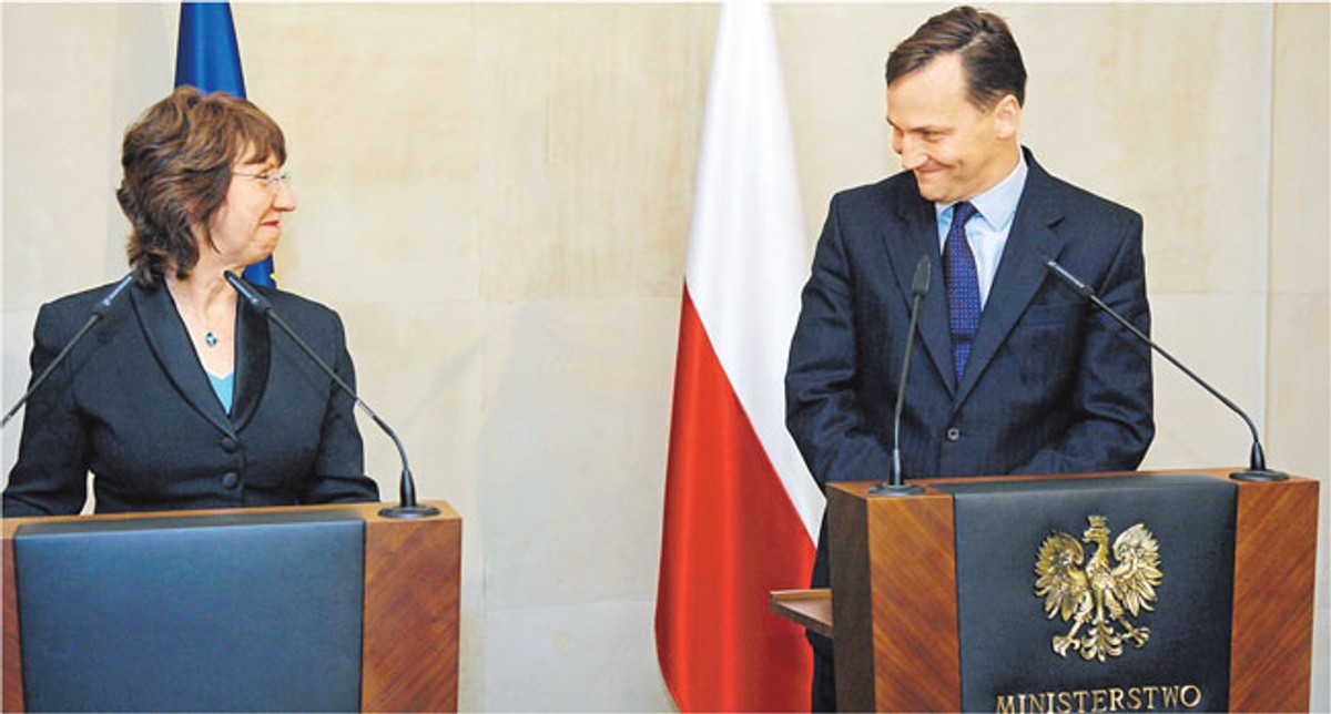 Szefowa unijnej dyplomacji Catherine Ashton i szef polskiego MSZ Radosław Sikorski na wczorajszej konferencji prasowej w Warszawie Fot. Artur Chmielewski
