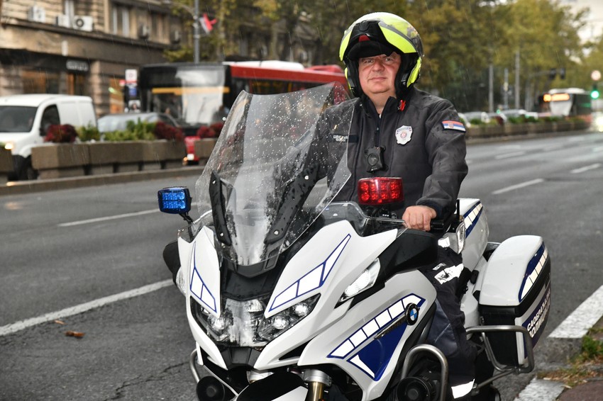 Probijao se gužvu i za neverovatno kratko vreme rasčistio put porodici sa povređenom bebom