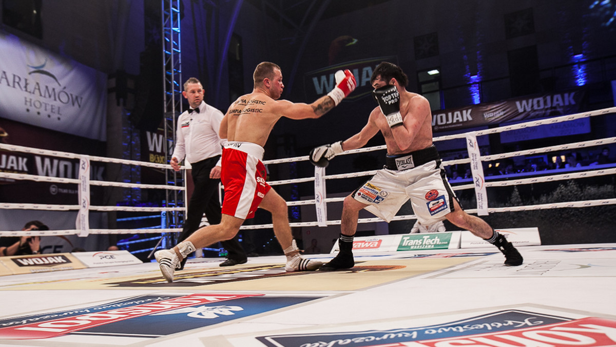 W pojedynku otwierającym galę Wojak Boxing Night w hotelu Arłamów, Krzysztof Cieślak (22-5, 7 KO) pokonał przez techniczny nokaut w czwartej rundzie Chawazy Chacygowa (10-6, 6 KO). Walka dość nieoczekiwanie zaczęła się od zdecydowanego ataku Białorusina, który w pierwszej odsłonie po serii ciosów przy linach posłał Polaka na deski.