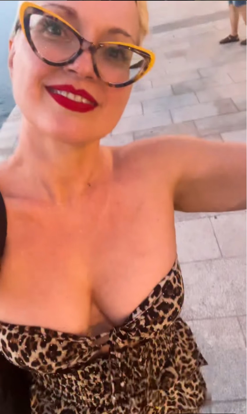 Maja Nikolić u tigrastoj haljini