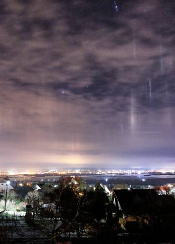 Különös fényoszlopok jelentek meg az éjszakai égen Székesfehérvár közelében  - Noizz