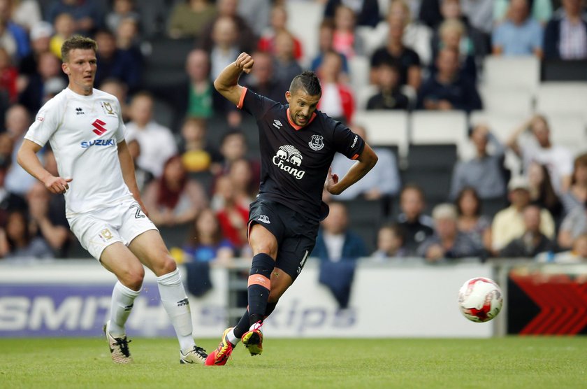 Trener MK Dons Karl Robinson stwierdził, że jego piłkarze muszą oszukiwać