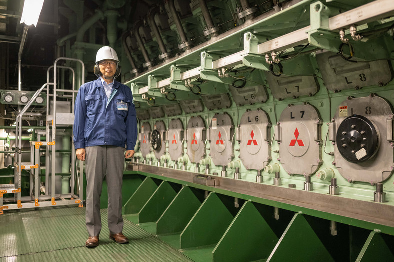 Yasuyuki Mikami, dyrektor generalny działu inżynieryjnego Roppongi Energy Service, pozuje do zdjęć w pomieszczeniu generatorów prądu w wieżowcu Roppongi Hills Mori Tower w Tokio.