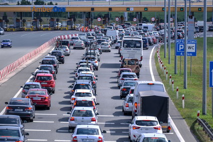 Jazda w czasie upału. Taniej wyjdzie klimatyzacja czy opuszczenie szyb?