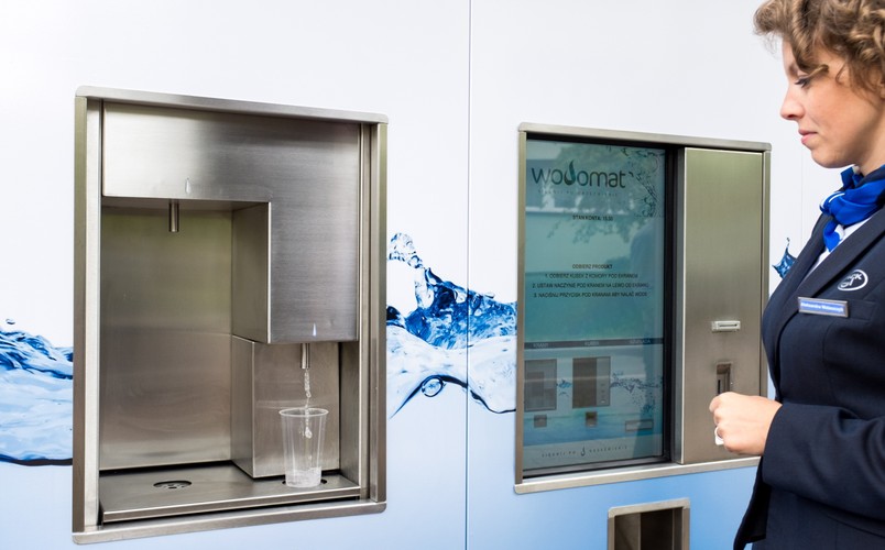 Woda nalewana jest do jednorazowego kubka wewnątrz urządzenia. <br><br>fot. (dw) PAP/Andrzej Grygiel