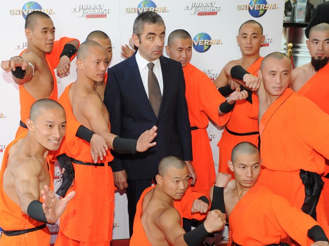 Rowan Atkinson i mnisi z Shaolin