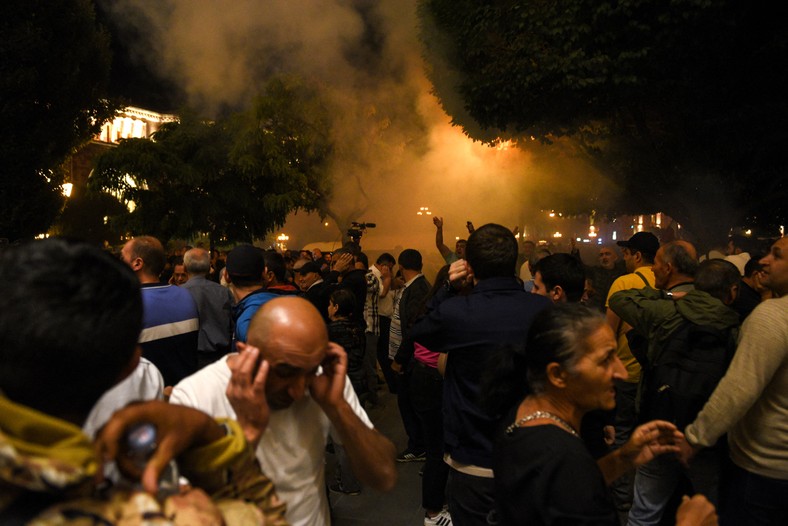 Protestujący ścierają się z policją, wzywając premiera Armenii Nikola Paszyniana do dymisji, centrum Erywania, 19 września 2023 r.