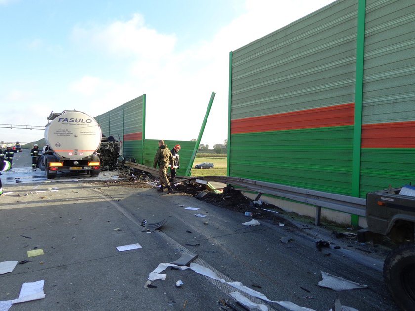 Cysterna uderzyła w autobus z żołnierzami. 6 osób rannych