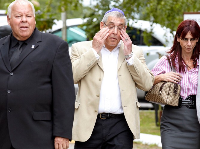 Bliscy opuszczają cmentarz po pogrzebie Amy Winehouse