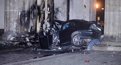 Mercedes z Polski roztrzaskał się na Bramie Brandenburskiej. W środku znaleźli martwego mężczyznę. Zdjęcia dosłownie przerażają