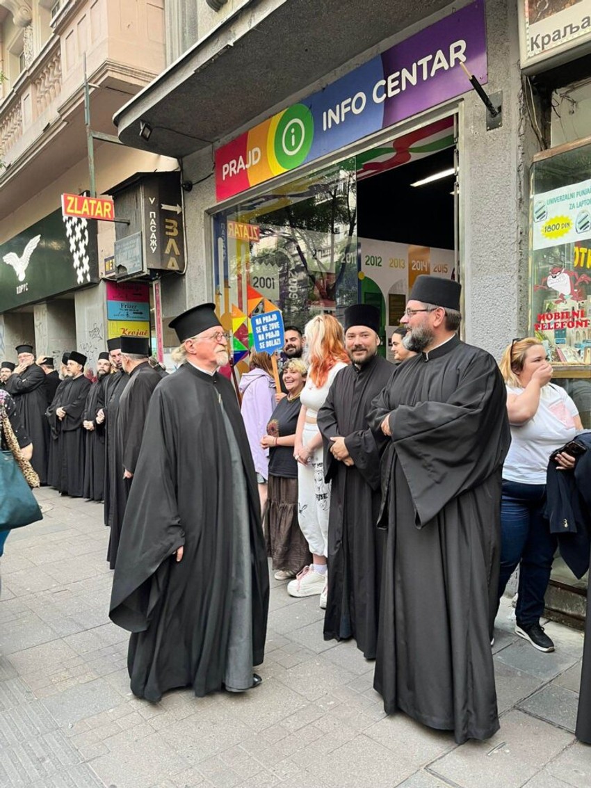 Sveštenici ispred Prajd info centra u centru Beograda