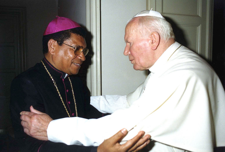 Biskup Carlos Belo i papież Jan Paweł II podczas spotkania w Castelgandolfo w 1999 r.