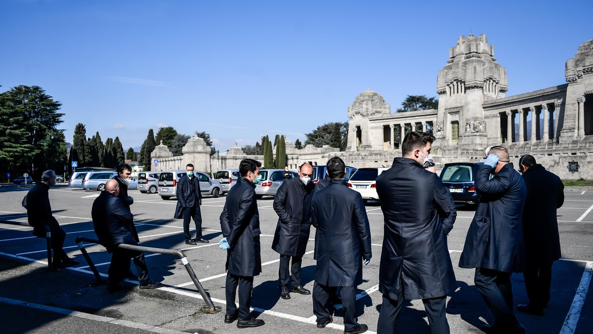 Coronavirus, a Bergamo l'arrivo dei carri funebri al cimitero e non stop.Coronavirus, a Bergamo l'arrivo dei carri funebri al cimitero e non stop