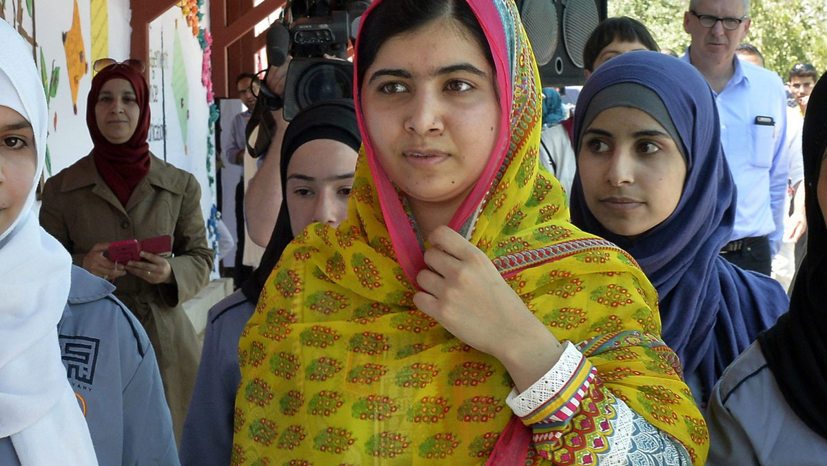 Bogate kraje powinny wydawać mniej pieniędzy na broń w wojnie domowej w Syrii, a więcej na edukację - powiedziała laureatka pokojowego Nobla Malala Yousafzai w poniedziałek podczas wizyty w zamieszkanym przez 20 tys. osób obozie dla uchodźców Azraq w Jordanii.