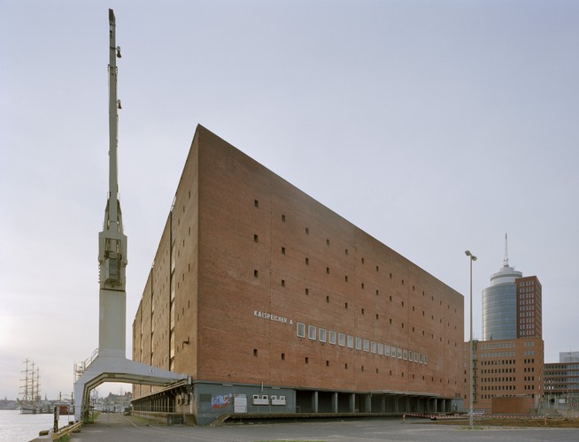 Prace nad budową nowego symbolu miasta rozpoczęto w 2007 roku. Wówczas powołano konsorcjum pod kierownictwem giganta budowalnego fimry Hochtief. Na zdjęciu przygotowania do budowy Elbphilharmonie w Hamburgu - portowy magazyn kakao. Stan na 2006 rok. Zdjęcie: © Oliver Heissner